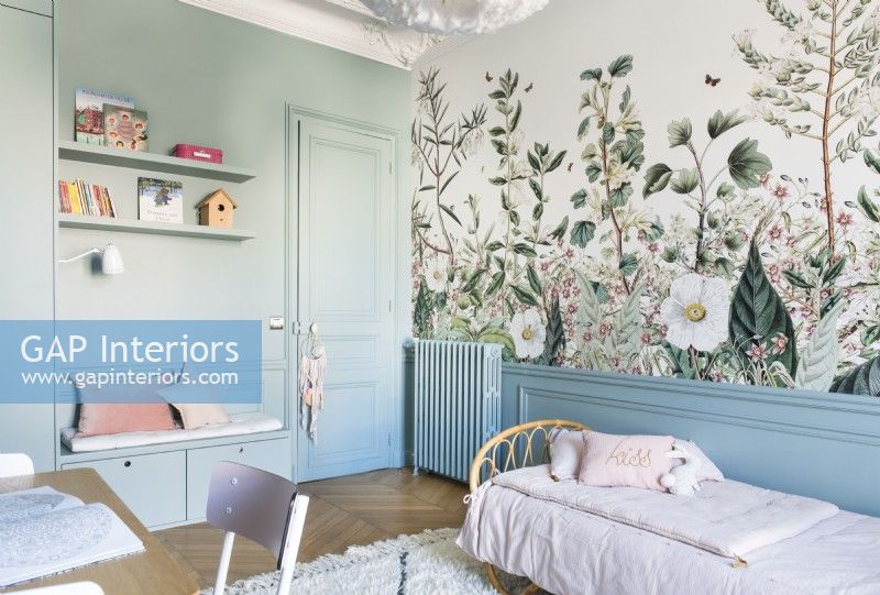 Chambre d'enfant avec mur de décoration florale