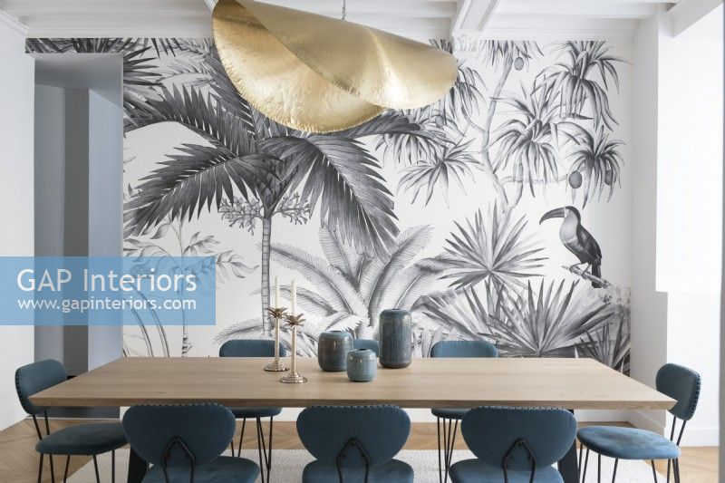 Salle à manger moderne avec mur de papier peint à motifs tropicaux gris