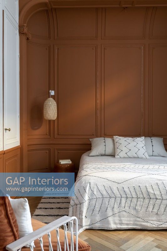 Chambre à coucher moderne marron et blanche avec des détails d'époque
