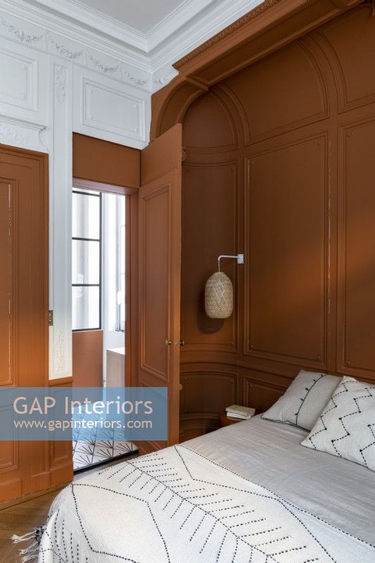 Chambre peinte en marron et blanc avec des détails d'époque