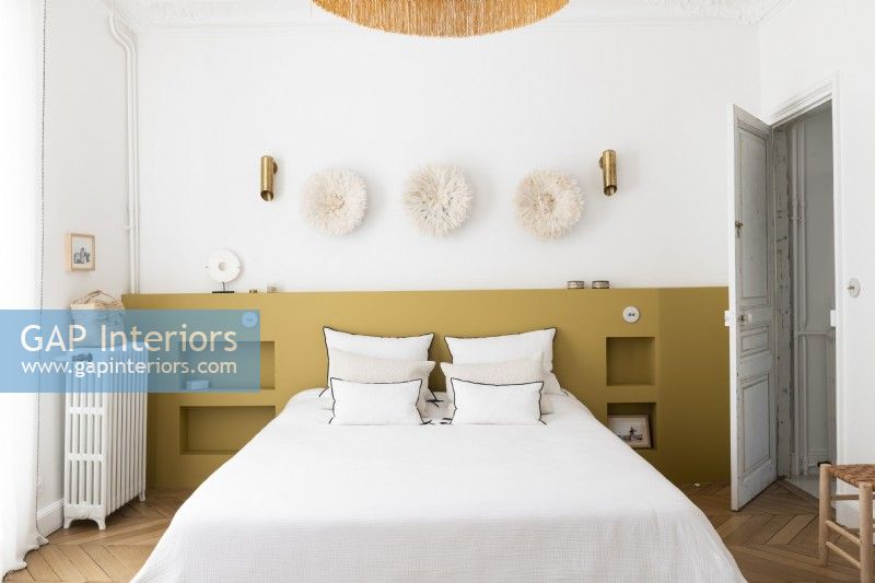 Chambre à coucher moderne avec mur moutarde