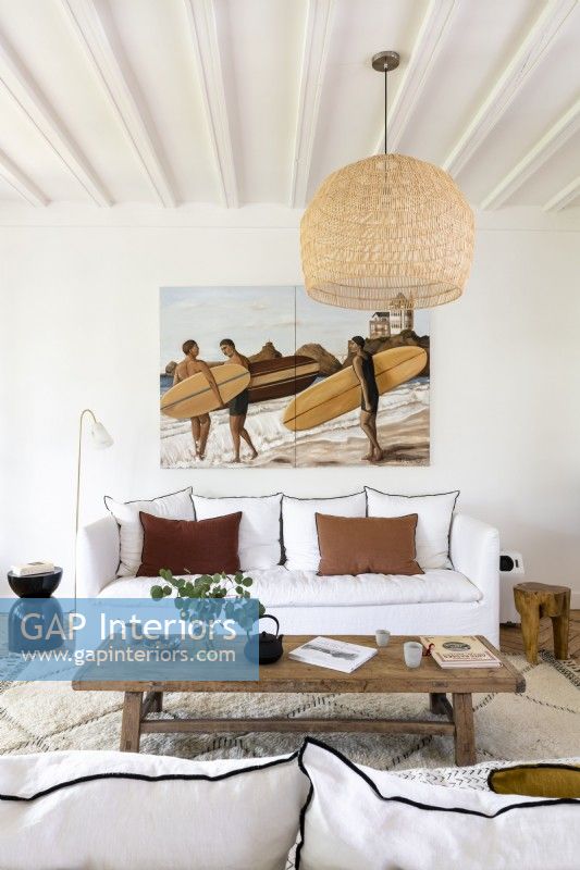 Peinture de scène côtière de surfeurs dans un salon moderne