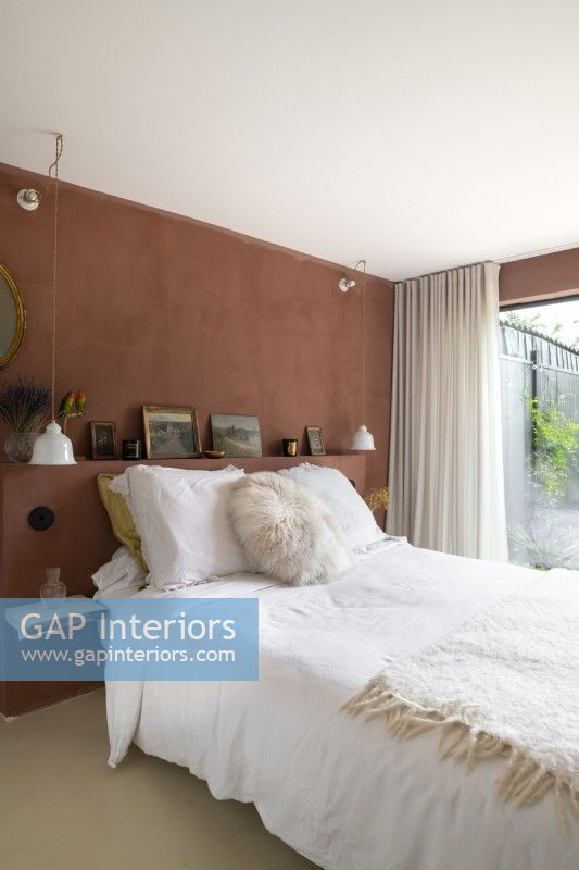 Chambre à coucher moderne avec mur en tissu marron