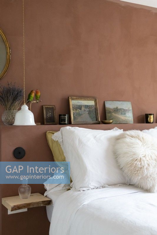 Walll et tête de lit peints en marron dans une chambre moderne