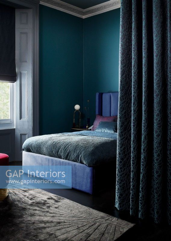 Chambre à coucher bleue riche avec le diviseur de rideau