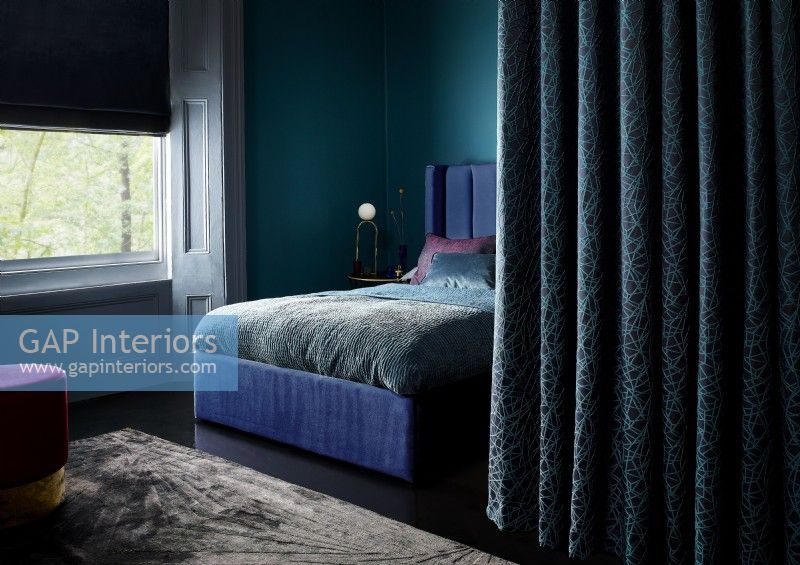 Chambre à coucher bleue riche avec le diviseur de rideau
