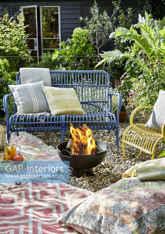Foyer dans le jardin avec canapé et chaises d'extérieur