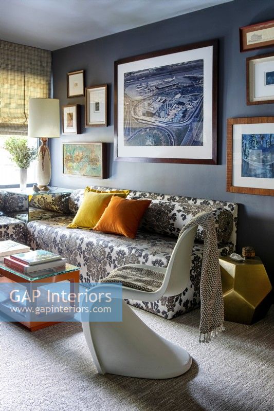 Tanière moderne avec canapé à motifs floraux et œuvres d'art.