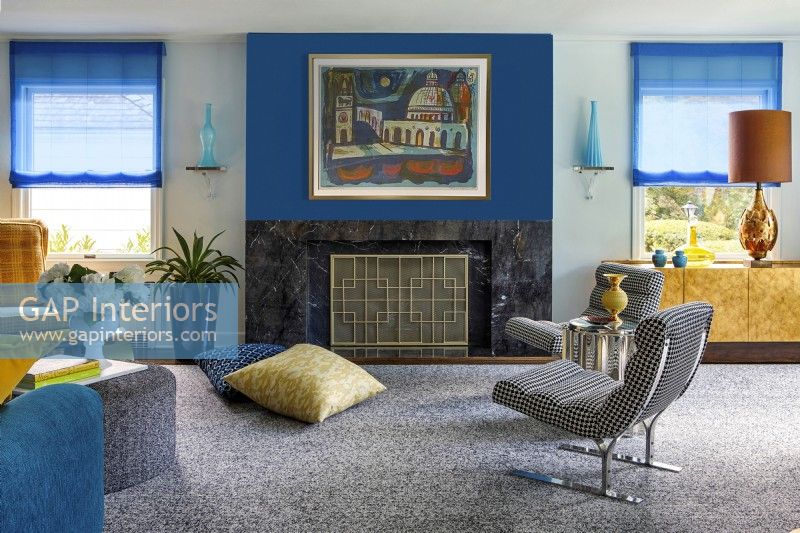 Mobilier de salon dans les couleurs bleu, or et gris.