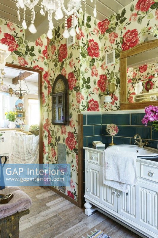 Une salle de bain avec un papier peint à roses