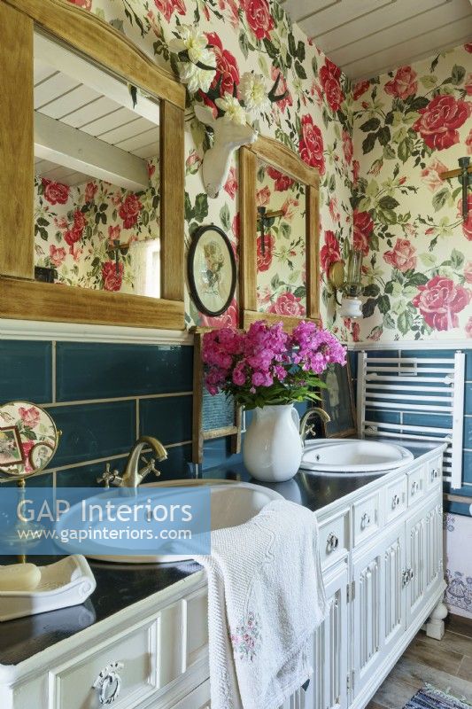 Une salle de bain avec un papier peint à roses
