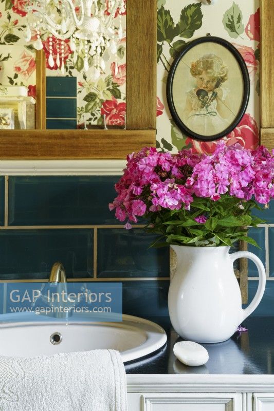 Papier peint à motifs roses dans la salle de bains de campagne