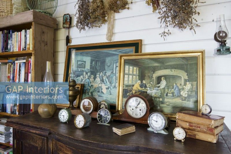 Collection de vieilles horloges et tableaux peints