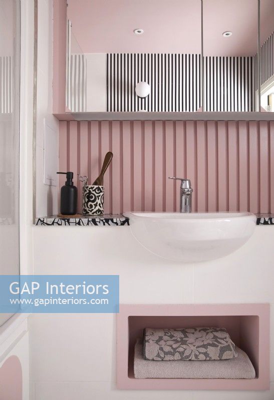 Salle de bain contemporaine avec des détails roses.