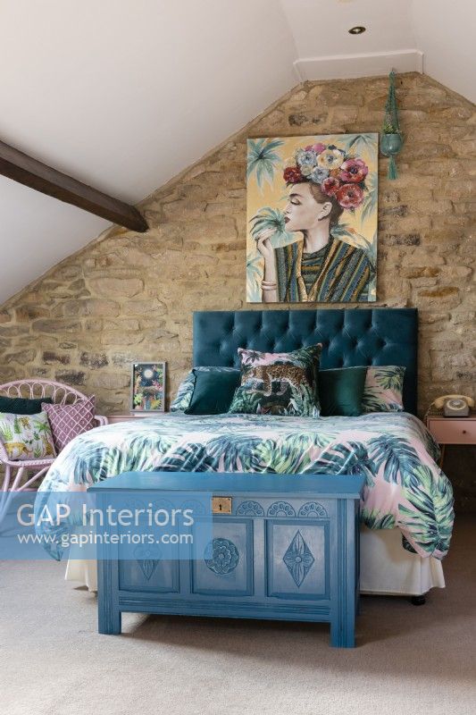 Chambre mansardée avec mur en pierre d'York et boîte à couvertures antique peinte en bleu