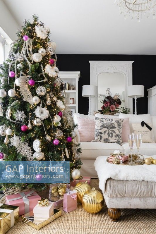 Salon noir et blanc moderne avec arbre de Noël décoré et canapé blanc
