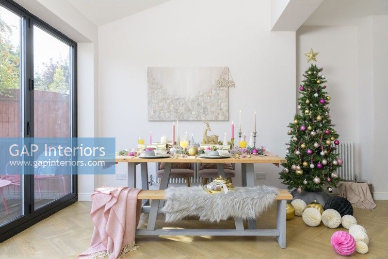 Table à manger et banc dans une cuisine-salle à manger moderne avec arbre de Noël