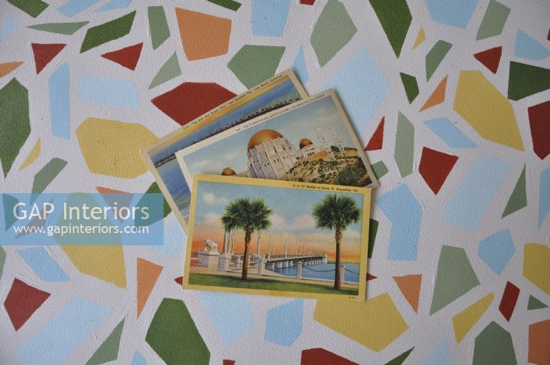 Cartes postales anciennes sur table peinte. Inspiration de couleur pour le relooking du porche 3 saisons.