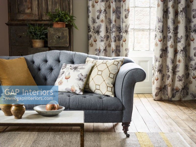 Salon avec canapé gris et rideaux design figue