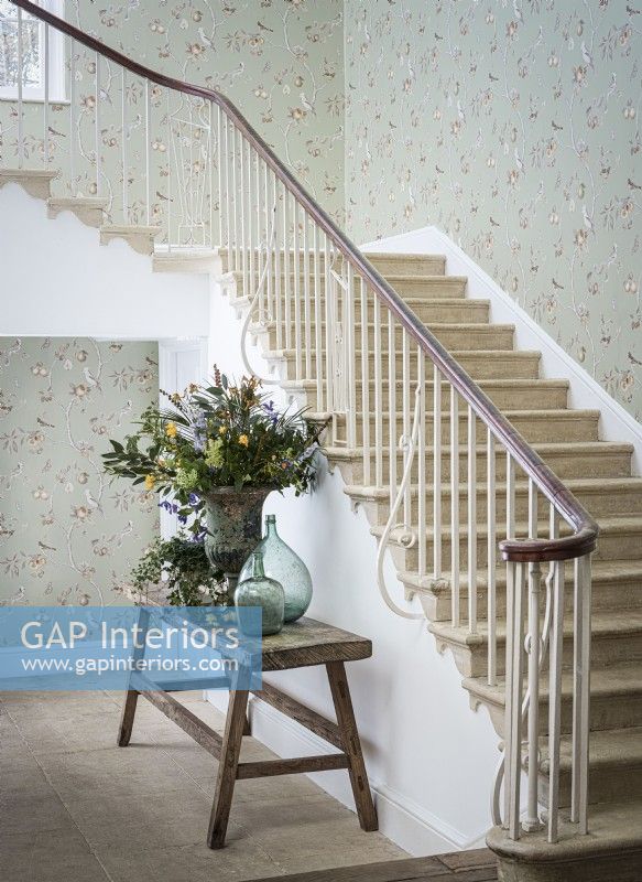 Escalier géorgien classique avec murs tapissés