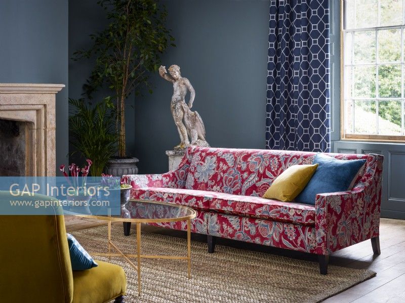 Salon classique avec canapé à motifs rouges et murs bleus