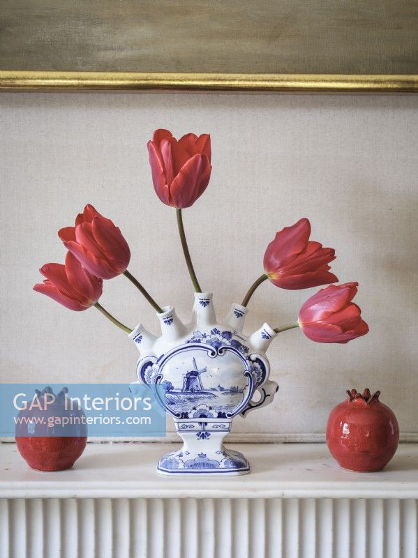 Vase bleu et blanc avec tulipes rouges