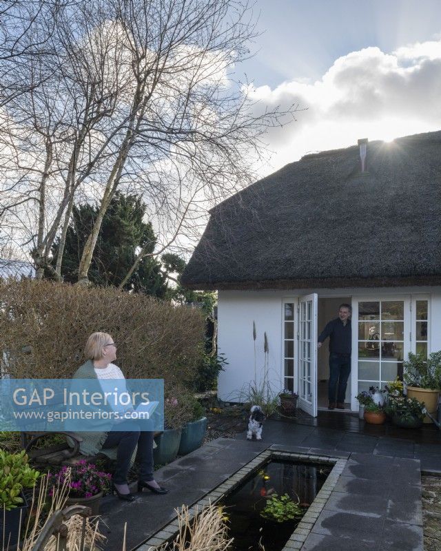 Maison de campagne au Danemark avec toit de chaume.