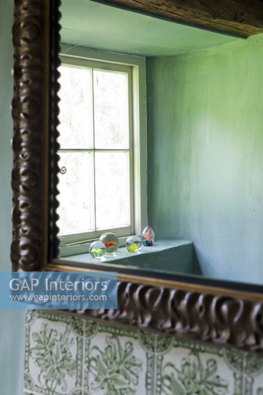 Gros plan réflexion salle de bain vert
