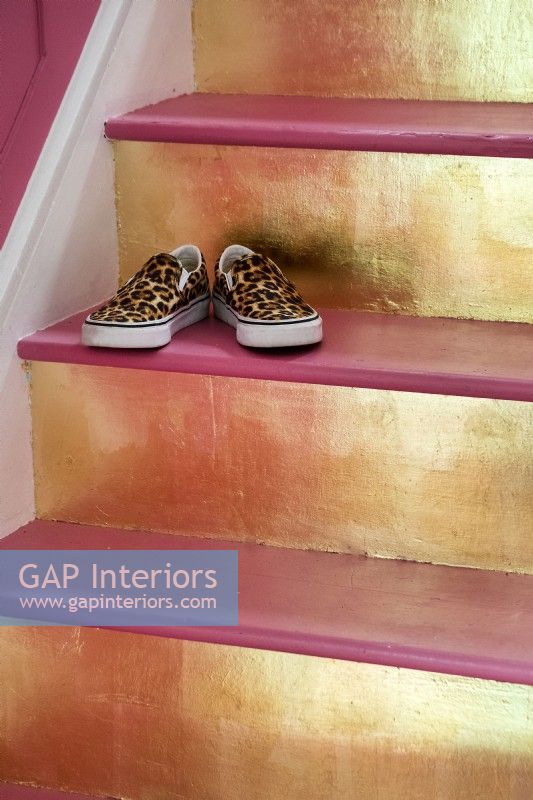 Chaussures sur les escaliers de couleur