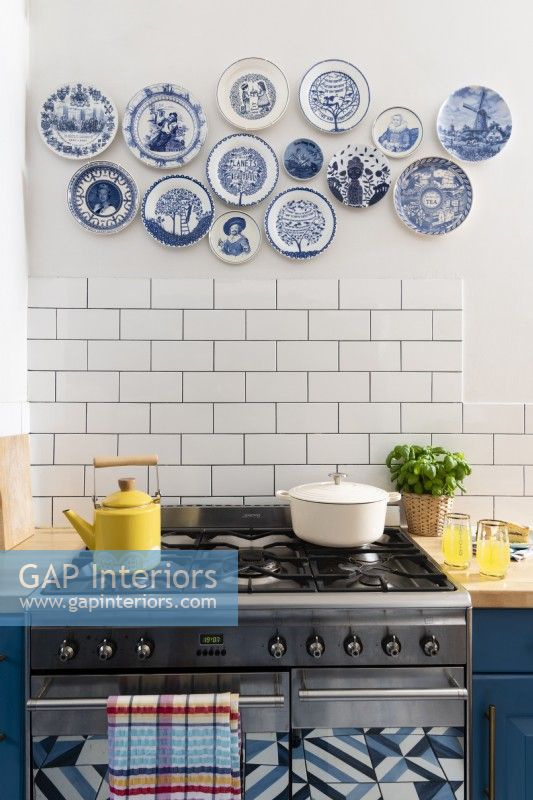 Un affichage des assiettes vintage bleu et blanc au-dessus d'une cuisinière