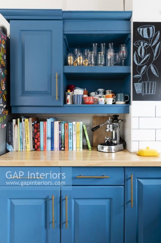 Armoires de cuisine repeintes en bleu et placard mural avec étagère ouverte