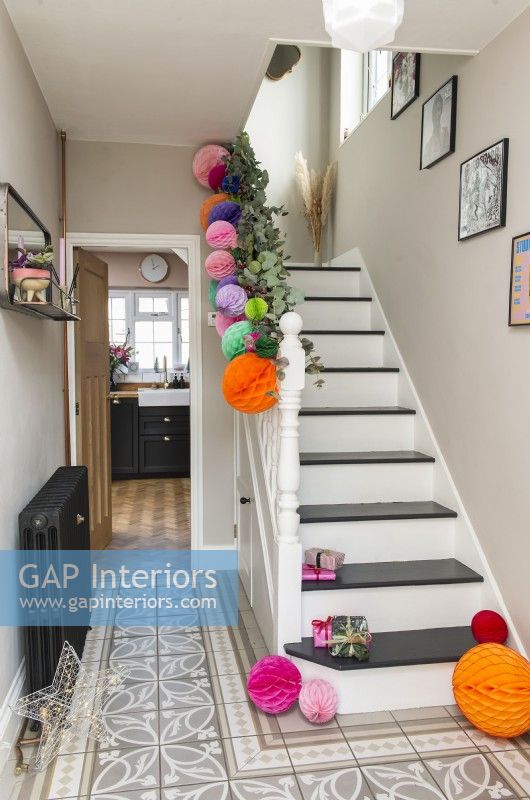 Guirlande et boules de papier colorées dans le couloir moderne