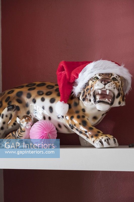 Ornement de léopard en céramique décoré pour Noël