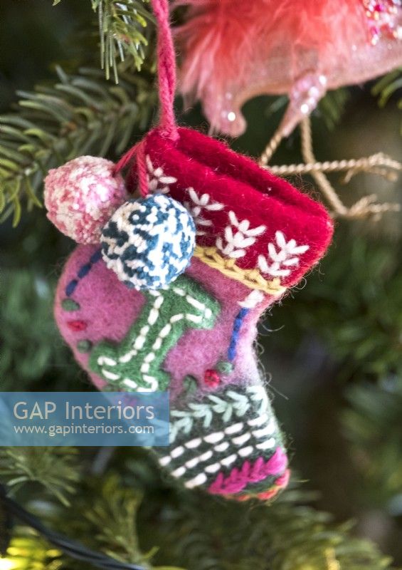 Détail de la décoration de l'arbre de Noël tricoté