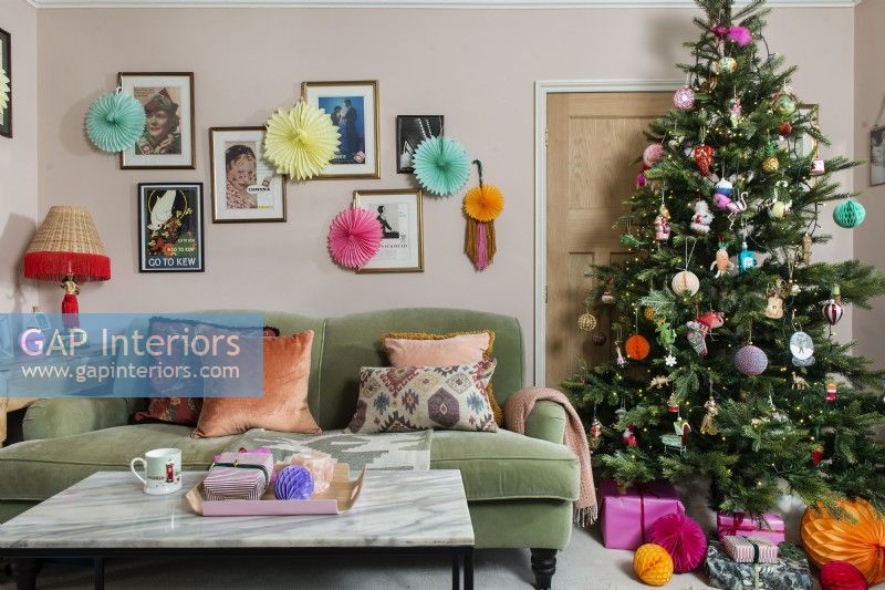 Sapin de Noël décoré de couleurs vives dans un salon féminin