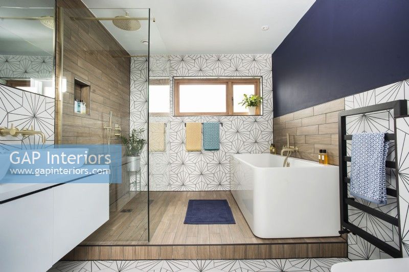 Salle de bain moderne avec carreaux de sol et de mur à motifs