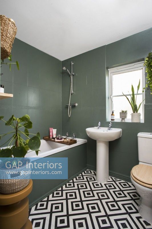 Carrelage noir et blanc dans une salle de bains moderne carrelée de vert