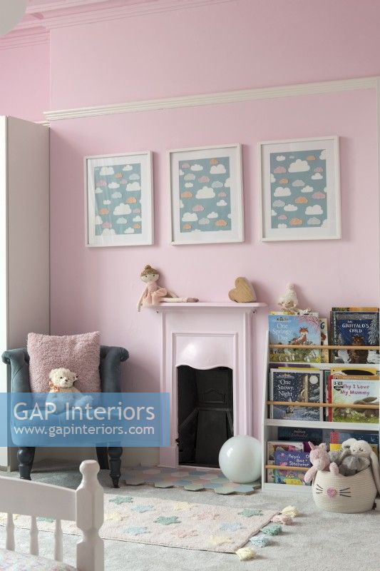 Murs peints en rose et cheminée dans la chambre des enfants