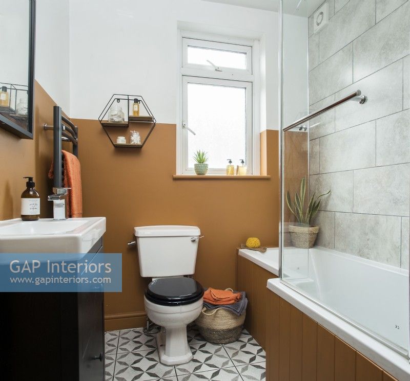 Salle de bain moderne aux murs peints en marron moutarde
