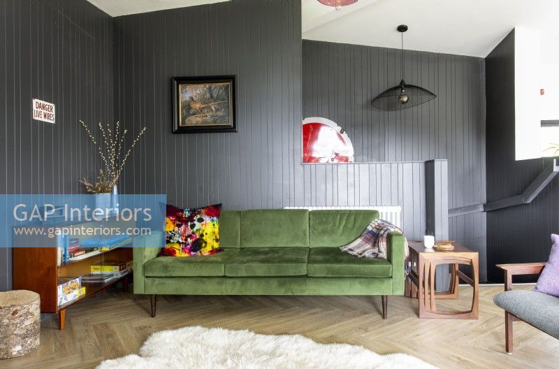 Canapé vert dans un salon moderne gris