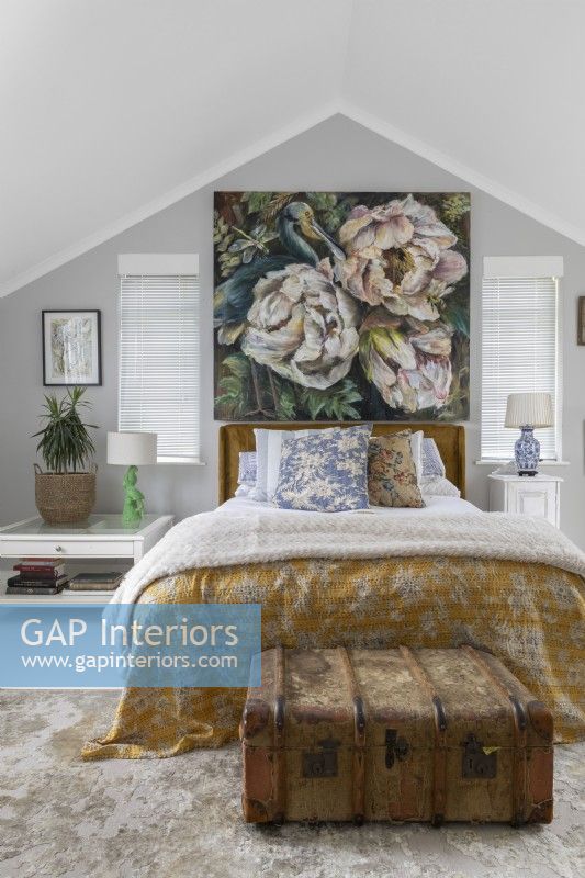 Chambre à coucher avec grand tableau floral