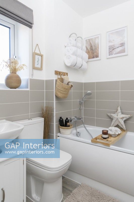 Salle de bain moderne et compacte avec crédence en carrelage gris