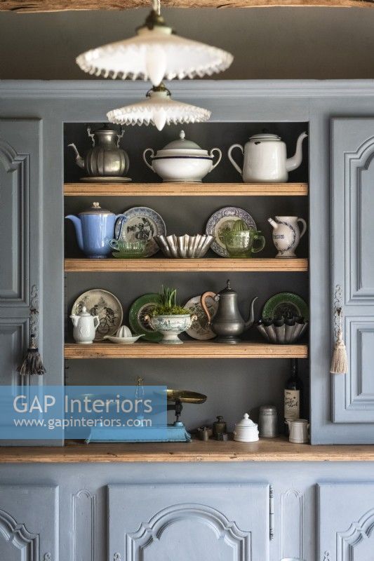 Commode en bois peint gris avec vaisselle et accessoires vintage
