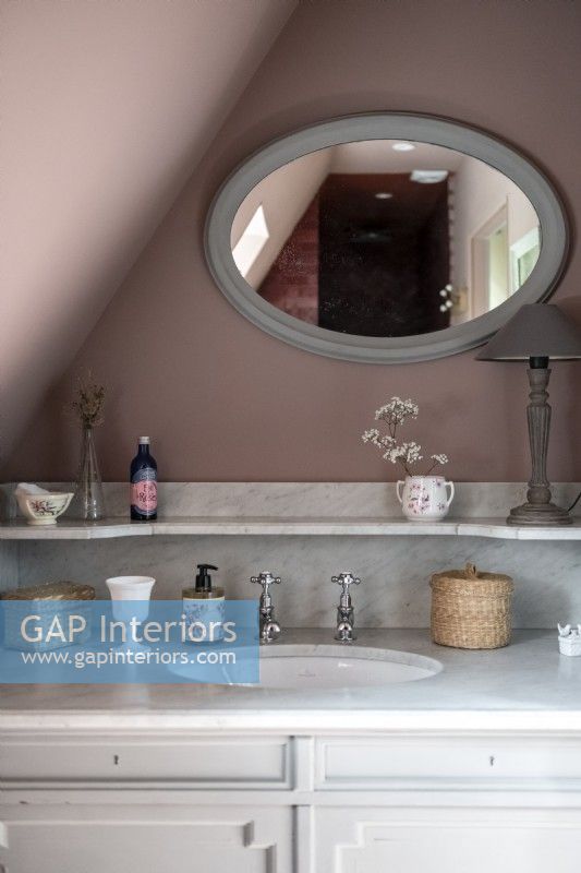 Meuble vasque vintage et miroir dans la salle de bain - détail