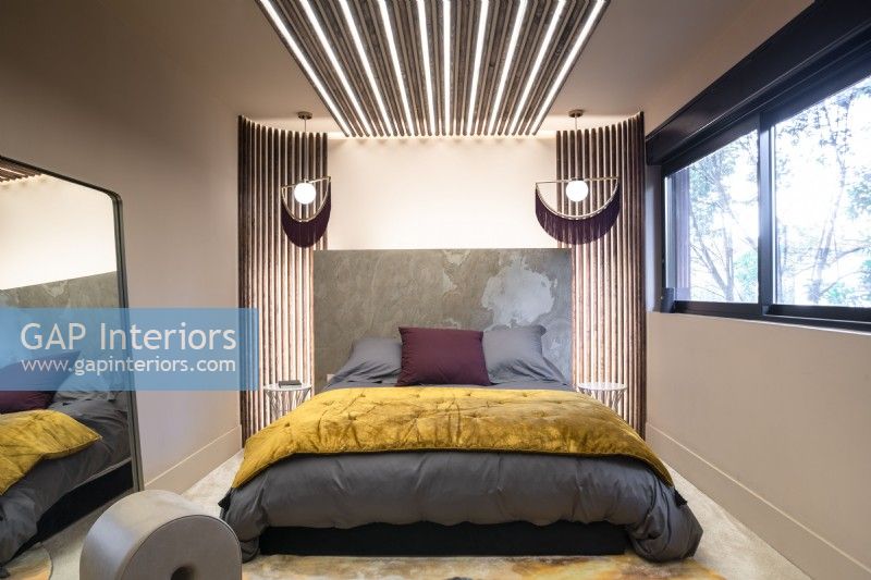 Chambre à coucher contemporaine avec un design d'éclairage moderne