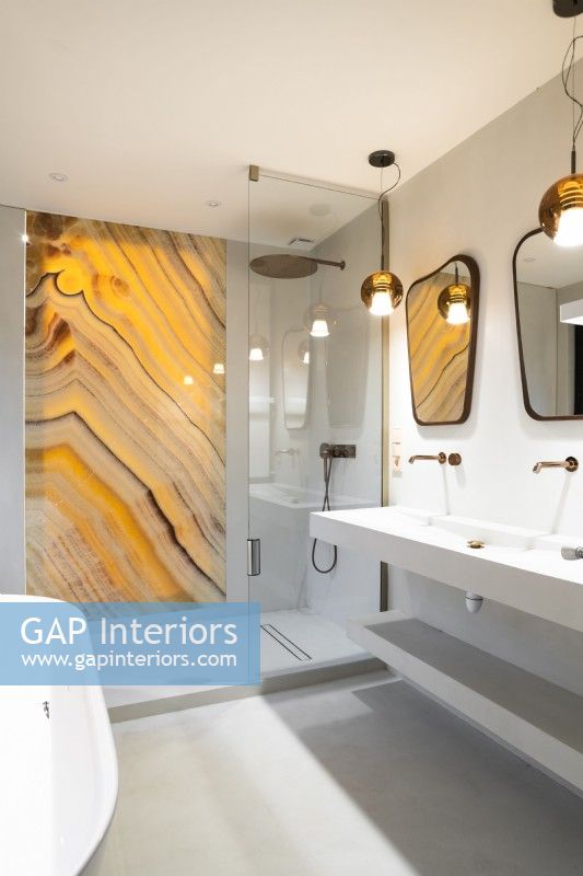 Panneau décoratif en verre marbré dans une cabine de douche dans une salle de bains moderne
