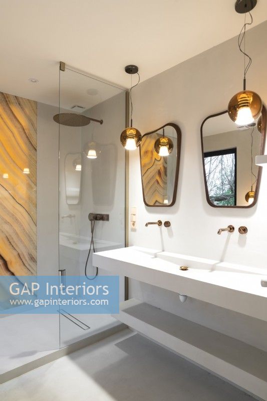 Double vasque avec miroirs dans la salle de bain contemporaine