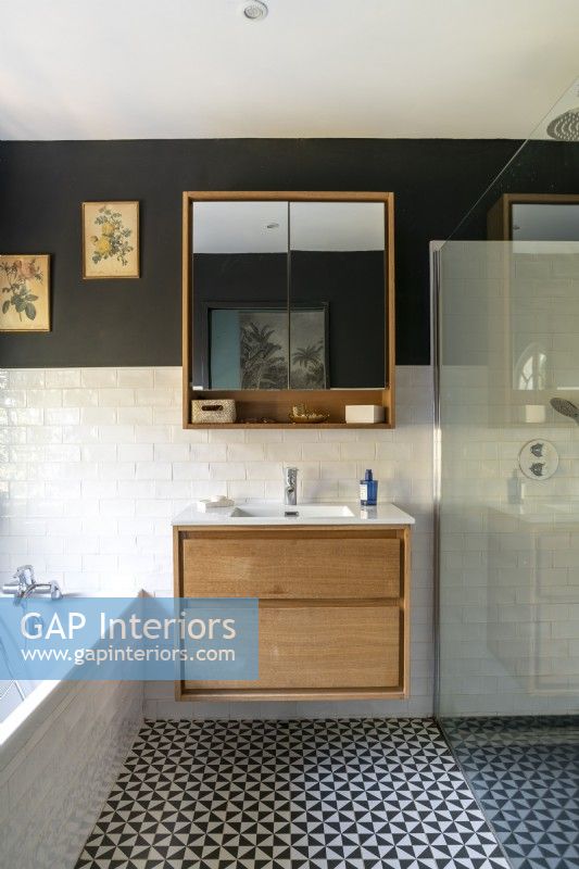 Salle de bain monochrome moderne avec sol à motifs