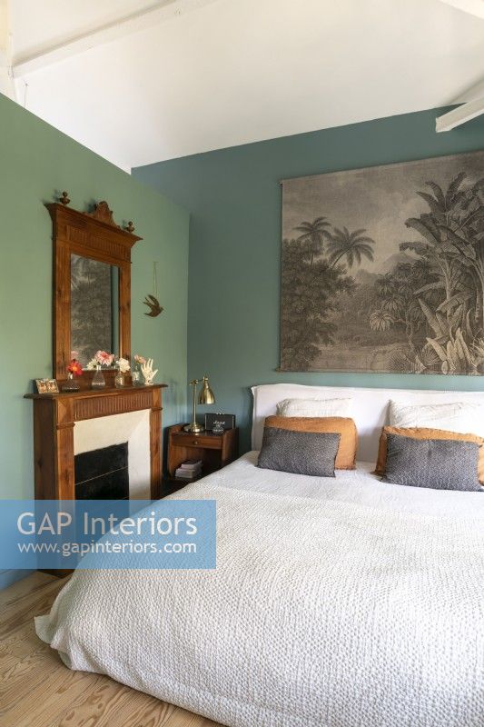 Peinture sur mur peint bleu sarcelle en pays chambre avec cheminée