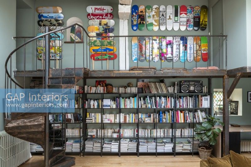 Grandes étagères sous mezzanine avec présentoir mural skateboard